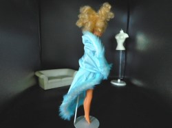 blonde barbie move b